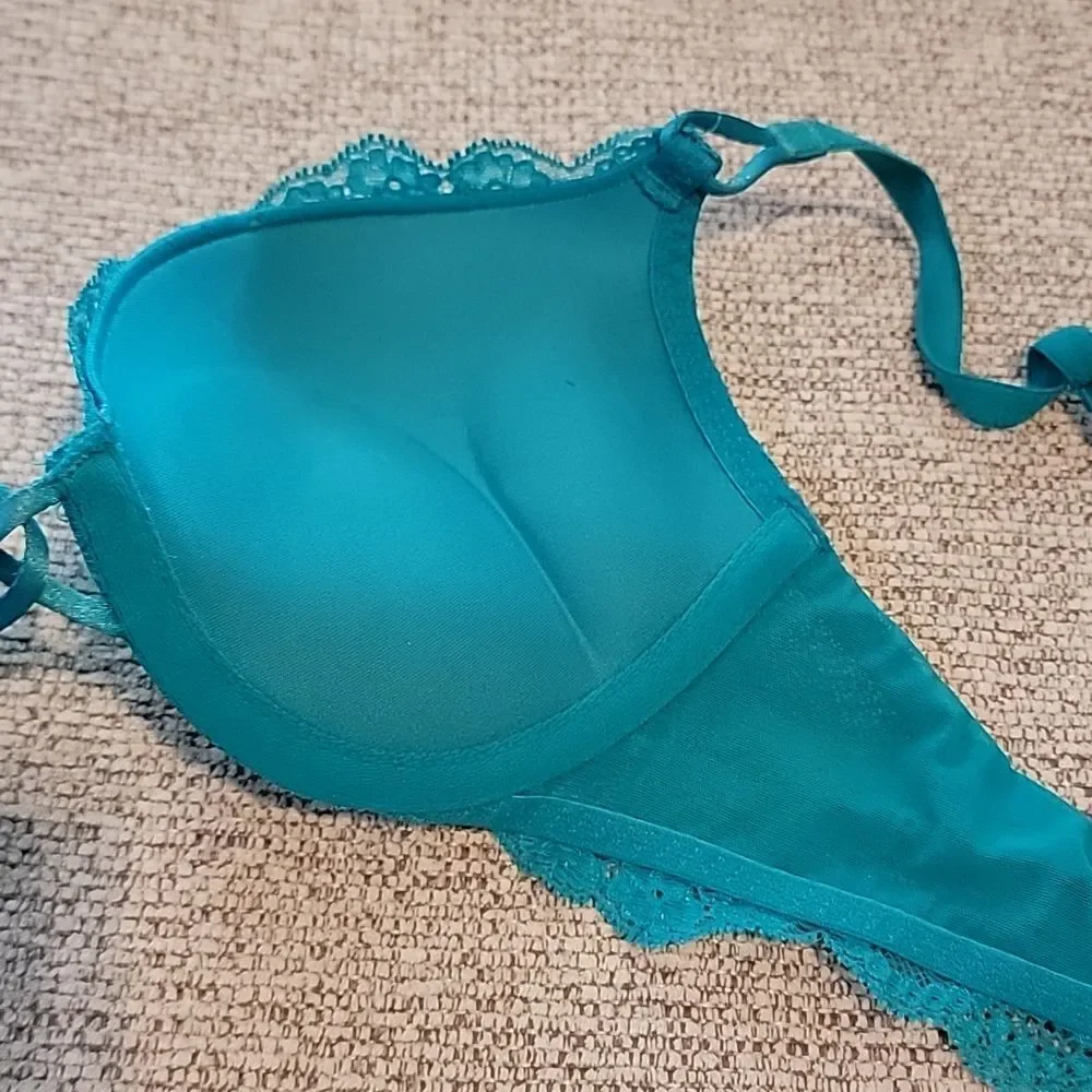 Victoria's Secret Miraculous Plunge Bra - Picture 9 of 9